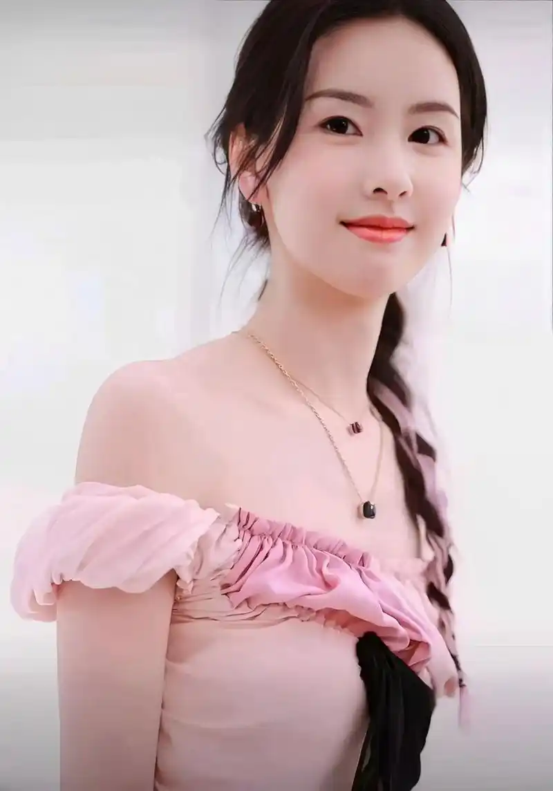 从媒体角度看陈都灵的生活照,她笑起来那么明显卧蚕,整个人干净清爽特