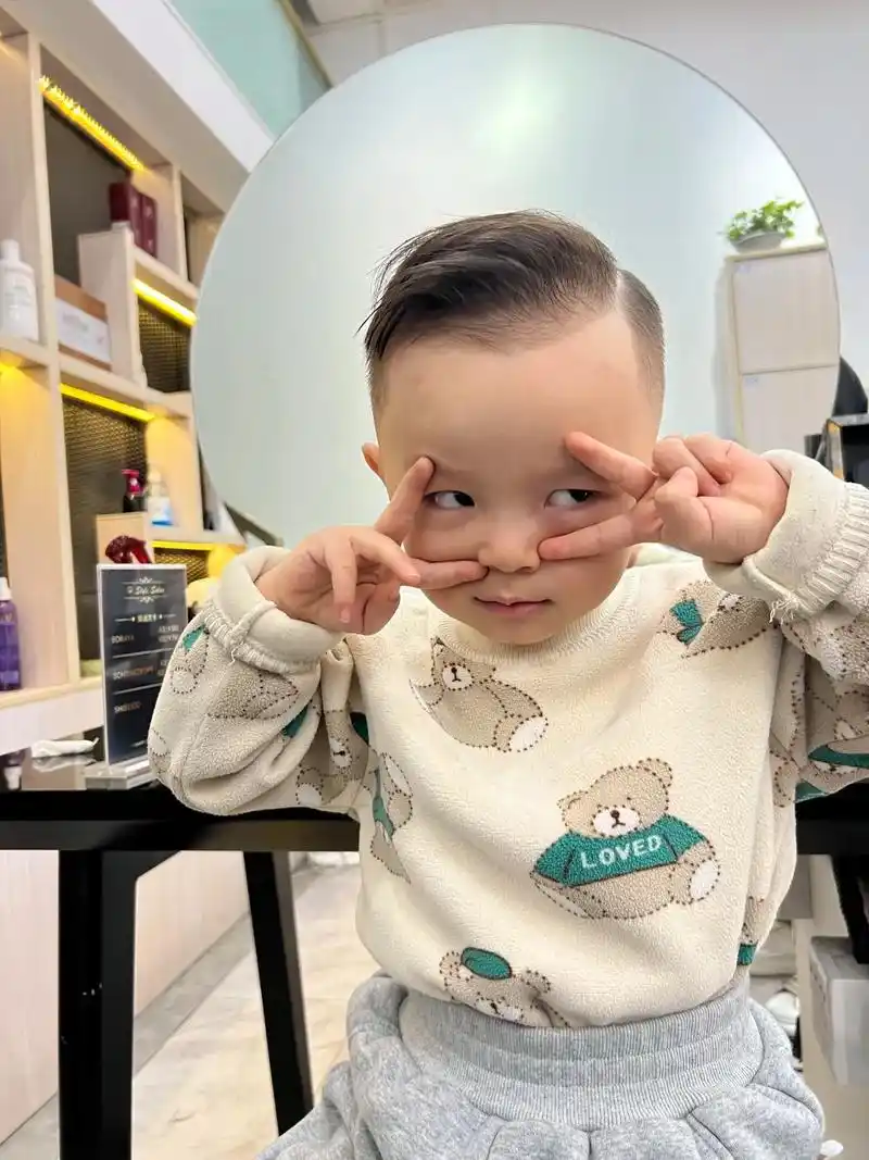 宝宝剪头发啦.我无比怀念18.19岁时的意气风发,还有眼神里 - 抖音