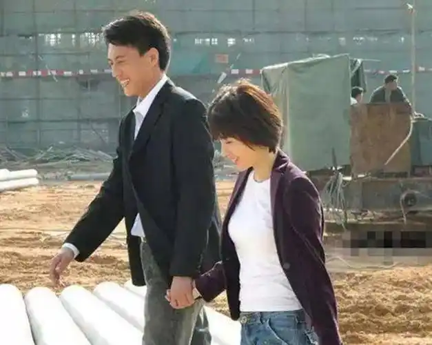 有意思的是,在2011年,靳东还和周扬合作了《秘杀名单》,那么问题来了