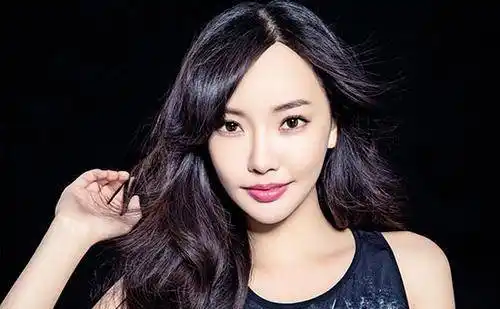 她是王晶的"御用晶女郎",大学期间就被王晶相中,一路顺风顺水_童菲_女