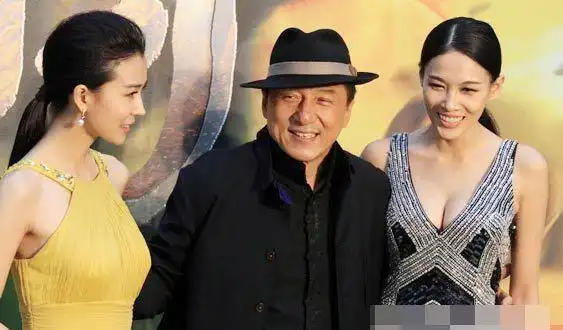 十二生肖首映会成龙偷瞄张蓝心胸部图片(6张)