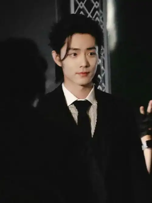 肖战转身鞠躬##肖战长发背头##遇见你的光