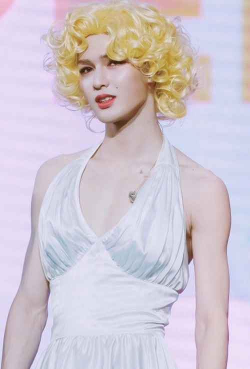 朱正廷cos女装本以为漫画腰绝了结果被珍珠腋窝圈粉