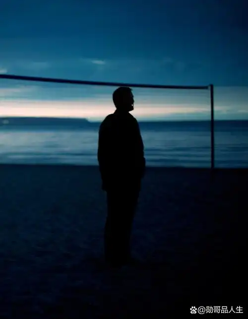 单身很久的男人,往往是这样的:  1,喜欢独处,不太爱说话和交际,喜欢听