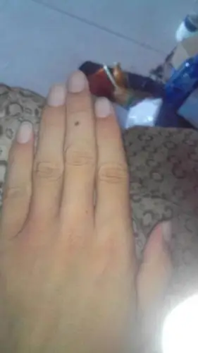 左手中痣 求来个算命的