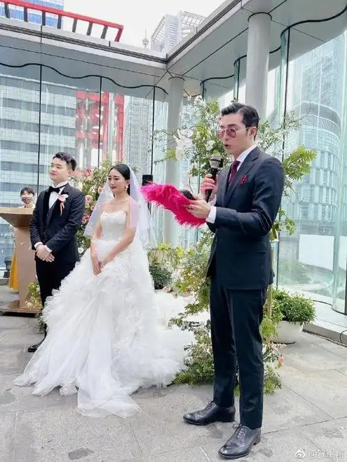 组图:贺军翔分享参加妹妹婚礼照片 穿西装戴墨镜酷帅有型