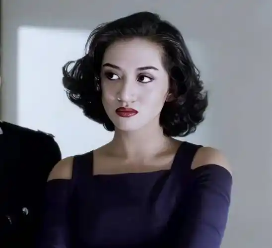 4岁登台,红遍亚洲,穿婚纱和世间告别,人间再无梅艳芳