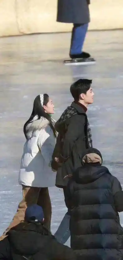 《那片海》最新路透,肖战李沁牵手滑冰同框,黑粉欲拆"余生"夫妇意外证