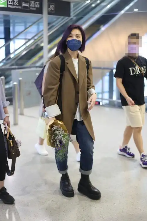 杨千嬅紫发搭咖色西装很吸睛 与老公丁子高同现身