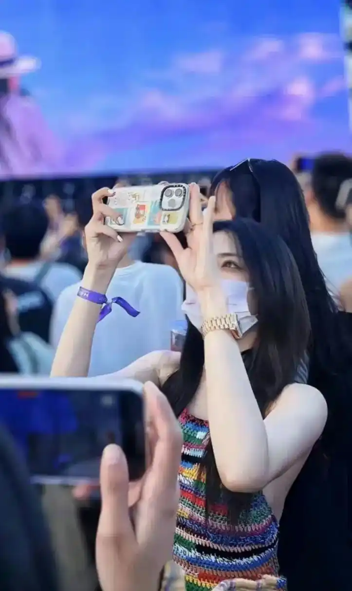 居然就穿一根绳子出门,这弄不好就是一个彻底大曝光,不知道她怎么想的