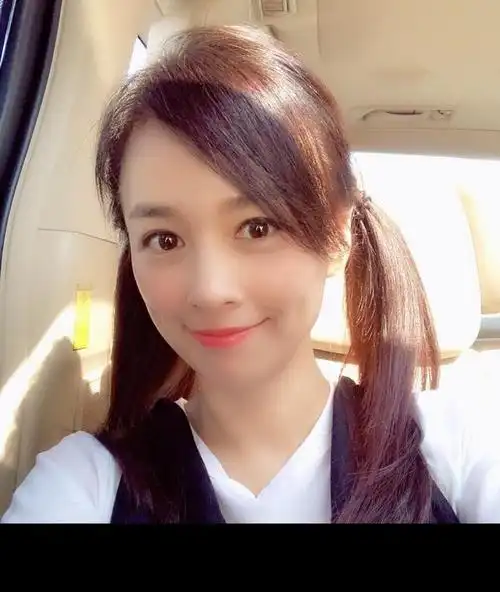 51岁张庭硬凹少女感穿超短裙还扎俩麻花辫发红包却被吐槽小气