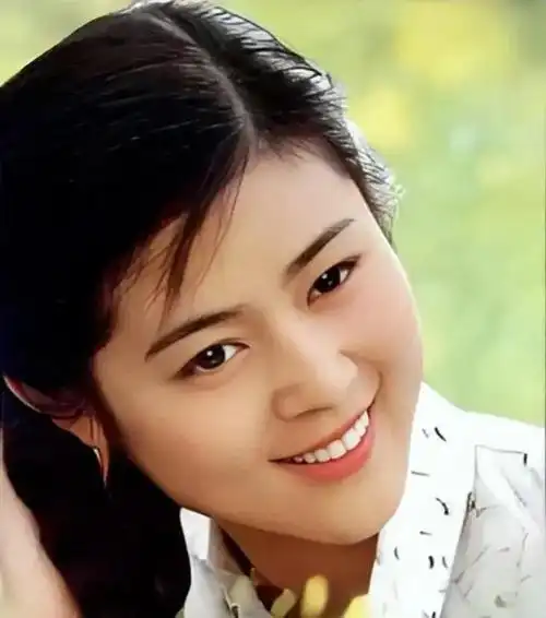 倪萍越来越年轻漂亮了,但却遭到好多人说她下巴尖和苹果肌看着怪|陈红