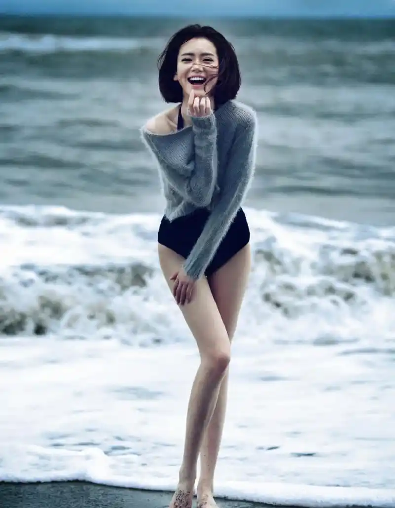 戚薇早年直接封神的海边写真,腿也太长了吧!