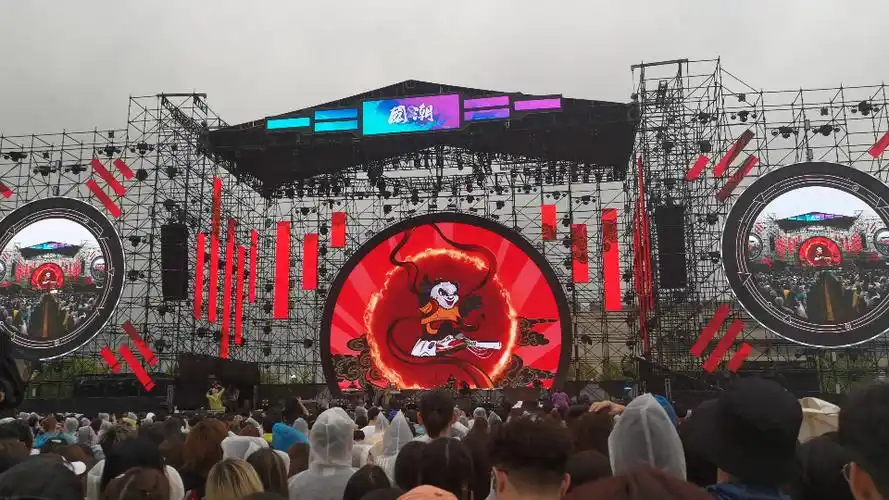 王以太《人间天堂》上海国潮音乐节现场