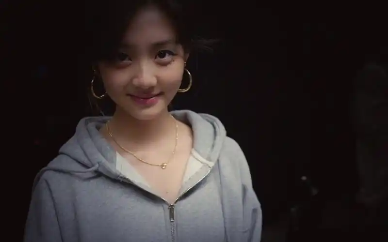 16岁戴金项链和耳环,眼妆精致气质胜女明星