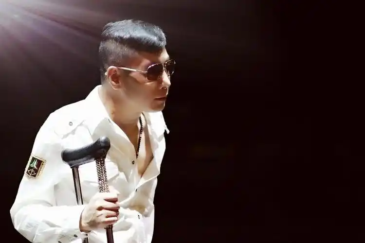 p>高峰,华语男歌手,1969年出生于辽宁沈阳,自1987年考入沈阳青年歌舞