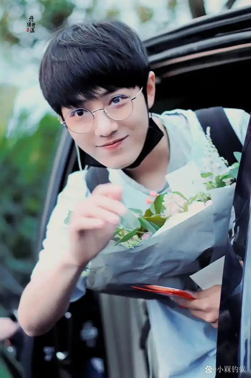 捧花的战战少年感满满 ,愿你繁花似锦,璀璨战放#肖战 #宝藏 - 抖音