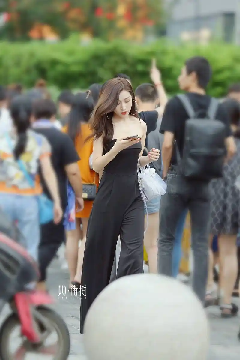街拍美女:即便在人群中也能一眼就看到的漂亮女生们!