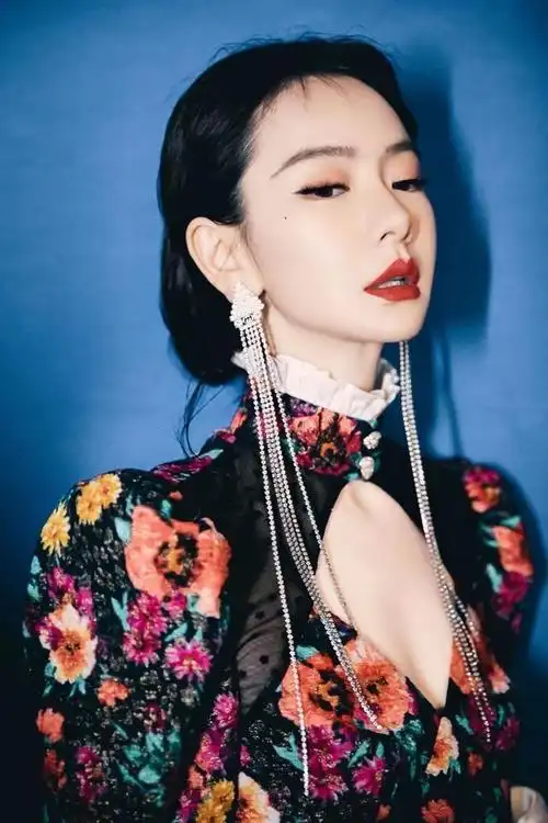 戚薇在老公面前也奔放!旗袍这么短,辣妈身材看了心跳加速