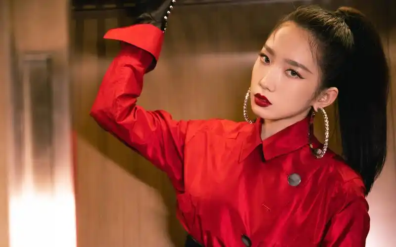 孟美岐烈焰骑士造型性感图片壁纸