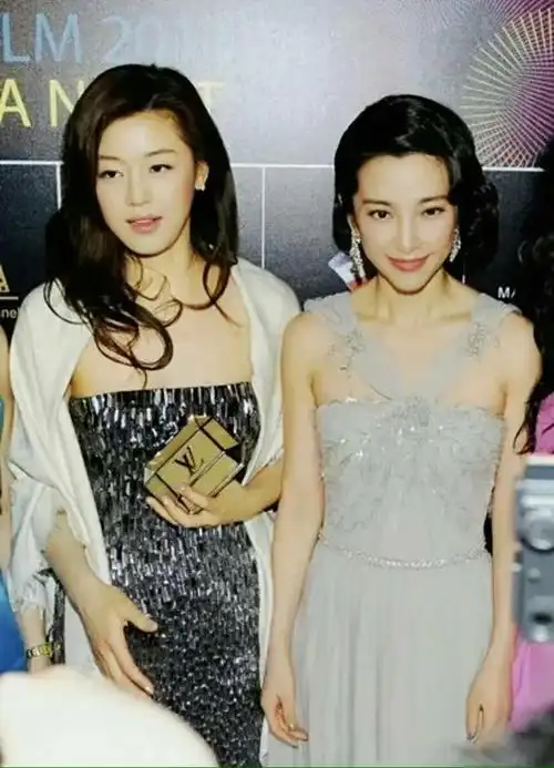 前段时间特地去看了下雪花秘扇,我发现李冰冰比全智贤大了近九岁,应该