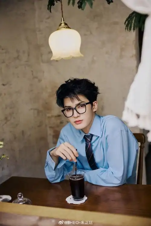 朱正廷青春校园剧男主#朱正廷首本个人写真签售会正在进行中,现场