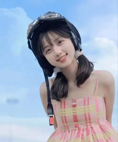 秋季开学后,便正视晋级为学姐,她被称为南大的校花,青春活力眼里有光