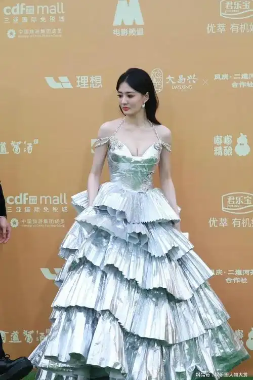 宝藏女孩徐璐红毯写真大赏好绝情的小眼神啊