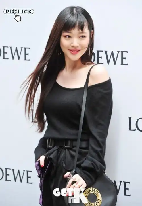 崔雪莉(sulli)1994年3月29日出生于韩国釜山,毕业于首尔表演艺术中学