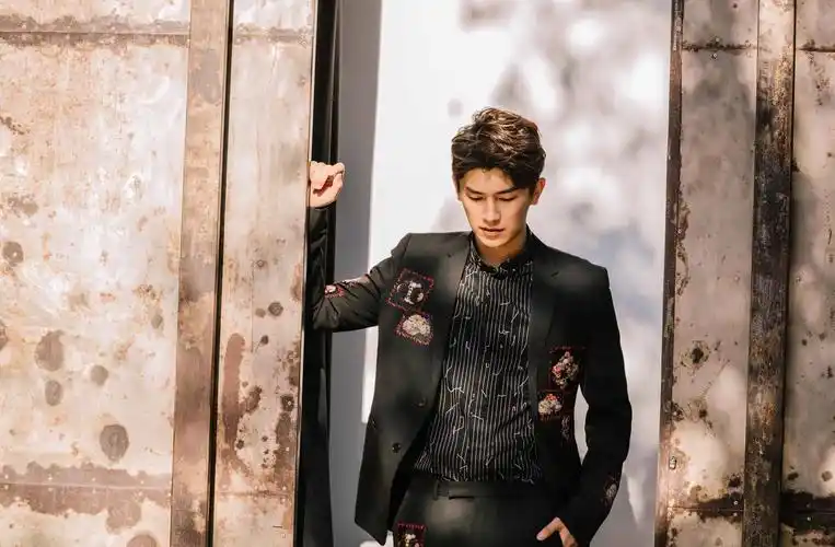 9 杨旭文曝时尚写真大片 长腿西装尽显绅士风度