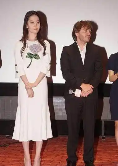 近照见光死,30岁的刘亦菲胖成这样,宋承宪怎么想_时候_脸型_变化