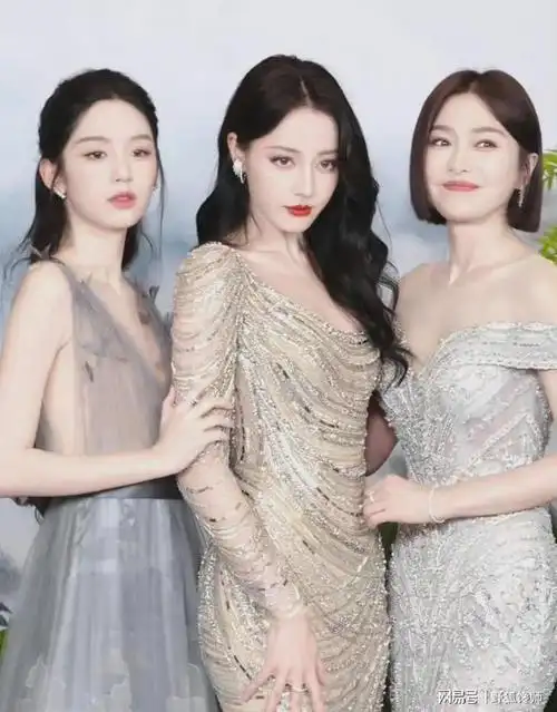 迪丽热巴秦岚周也合影,美女同框亲密贴贴超养眼,谁是你的菜?