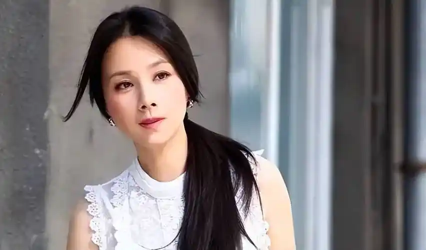 原创吕中儿媳何琳一顿饭和丈夫结缘38岁做妈妈是婆婆心中的骄傲