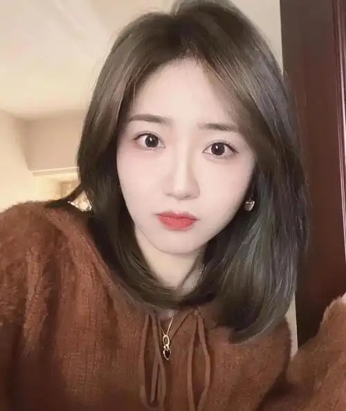 圆脸肉肉脸都合适的一款中短发,搭配侧分的刘海,简直不要太好看了