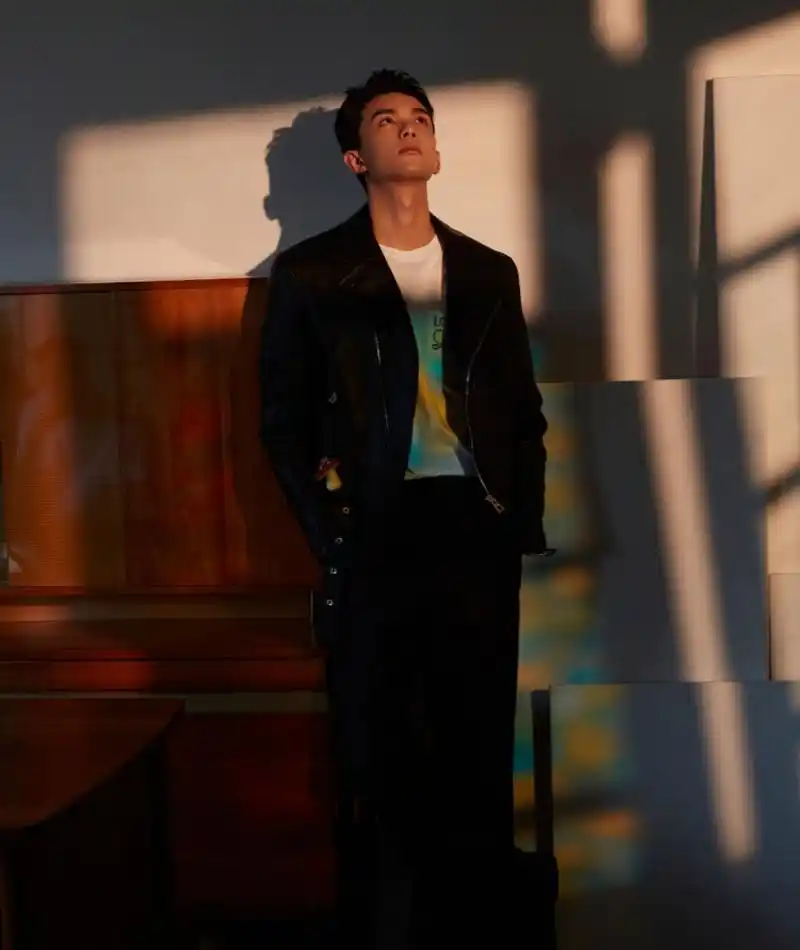 吴磊工作室晒磊子帅气营业照,男明星反季节穿皮衣也挺酷的,吴磊还在