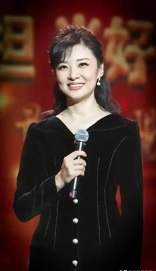 央视美女主持人周涛:二婚嫁大8岁亿万富商,辞职后成国企老总