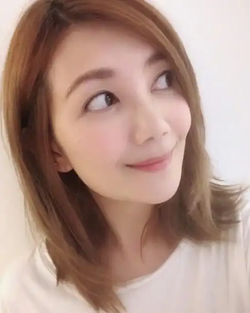 梁静茹晒自拍嘟嘴卖萌 大眼灵动皮肤嫩出水