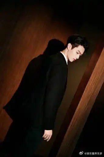 许凯光影侧颜##许凯把西装焊在身上吧