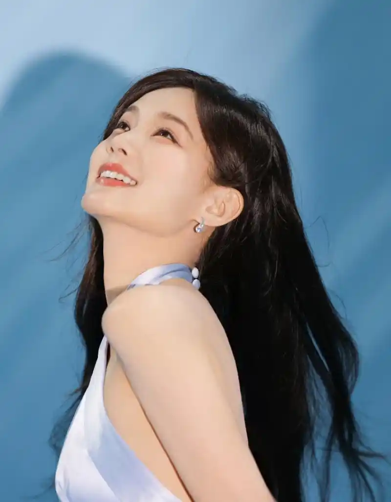 李一桐这笑容太治愈迷人了,美丽动人,越看越深陷其中难以自拔!