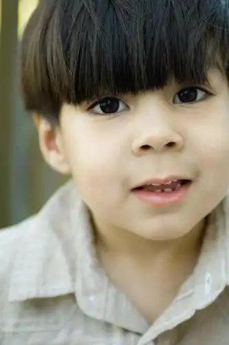 西方人,儿童,牙齿,一个人,竖图,室外,特写,白天,正面,纯洁,欧洲,欧洲