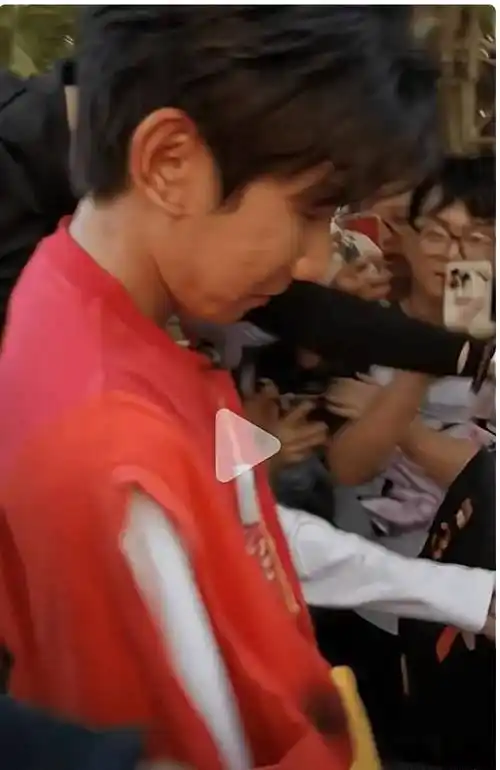 王源生图曝光,脸上痘痘明显.粉丝捂嘴,素人被要求删除照片