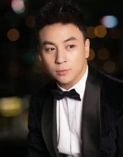 原创释小龙近况被拍一身运动风站路边抽雪茄跟朋友热聊尽显好心情