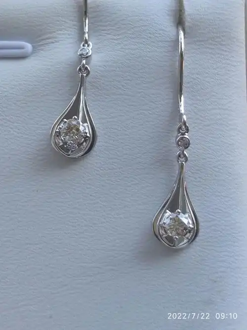 周大福骄人系列钻石耳环