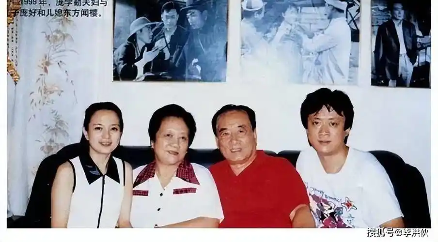 如今,东方闻樱嫁给了知名导演庞好,自己也做起了制片人,制片过多部