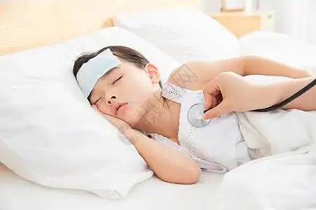 医生给小女孩检查身体图片素材