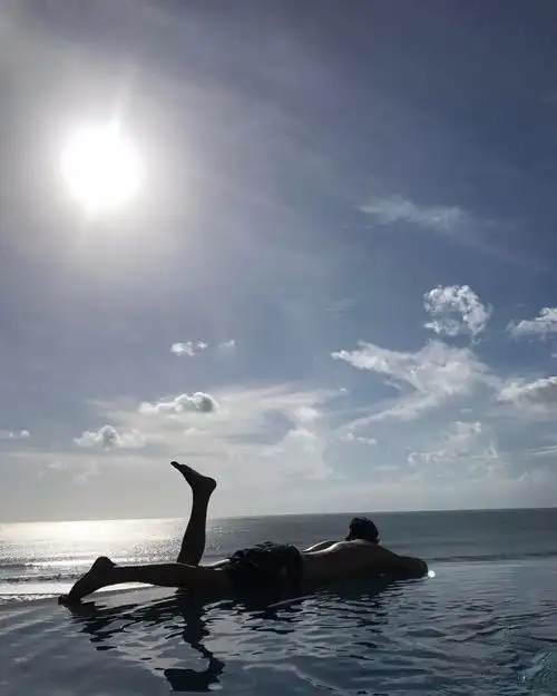 李洙赫赤裸上身露出巧克力腹肌多看几眼会留鼻血