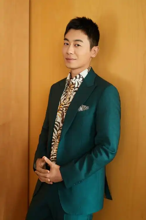 朱亚文杨超越变身 钢叉组合!西装扮相大盘点,做一个优雅的硬汉!