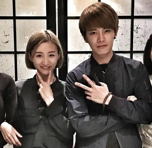 这时候任嘉伦还是个没有名气的唱跳歌手,聂欢也只是剧组跑龙套的演员