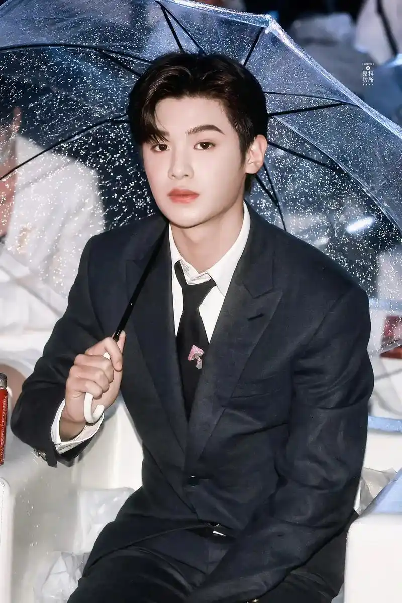 氛围感帅哥!#黄明昊 #氛围感 #西装杀 #红毯 #高级感  - 抖音