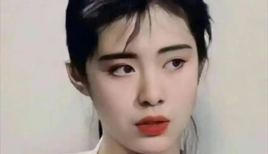 这张照片立刻引起了广大粉丝和网友的关注,因为这不仅是王祖贤的生日